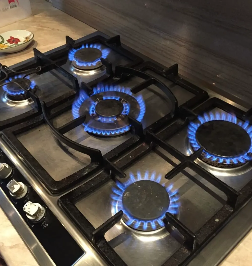 Blue-flame performance check on a multi-burner gas cooktop